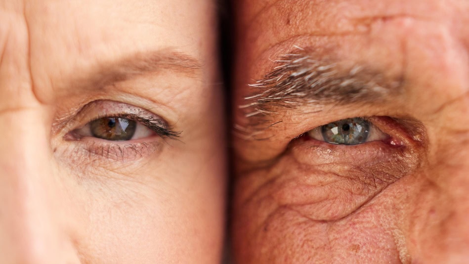 En las etapas de la vejez empeoran los sentidos especialmente la vista y el oído, caras juntas de ancianos