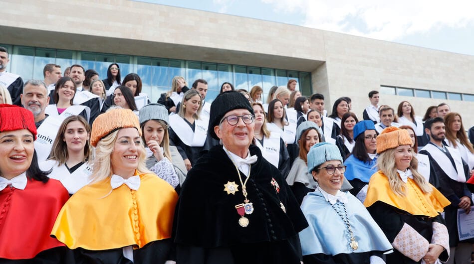 Autoridades académicas de UNIR posan con los graduados.