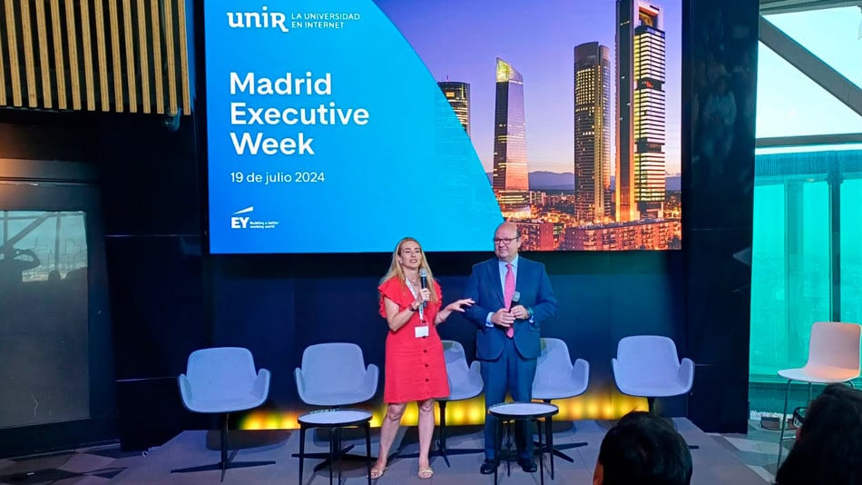 Helen Wilkinson, directora del área Executive de UNIR, y Francisco Asís Velilla, socio de EY.