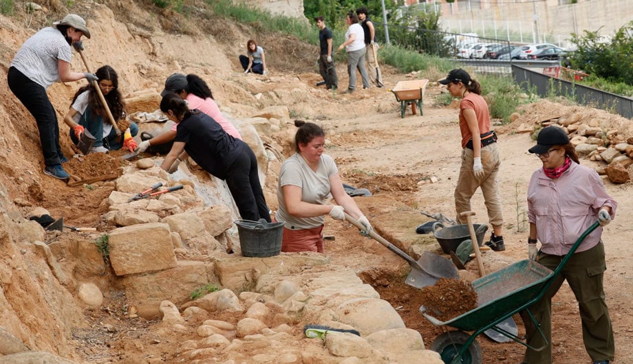 Participantes del Campo Experimental de Arqueología de Calahorra durante los trabajos de limpieza.