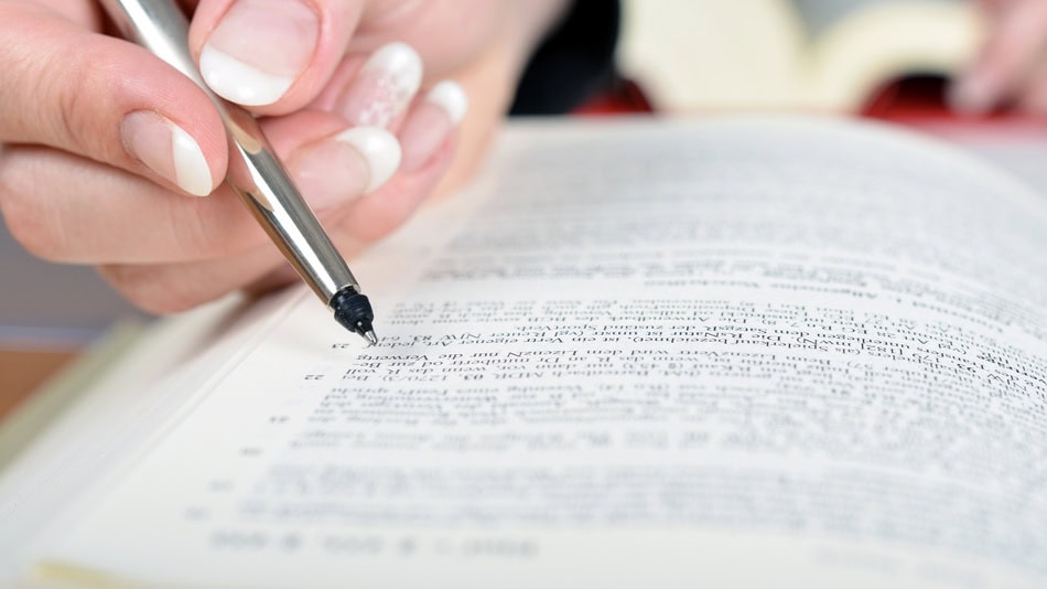 Mujer trabajando en una traducción científica