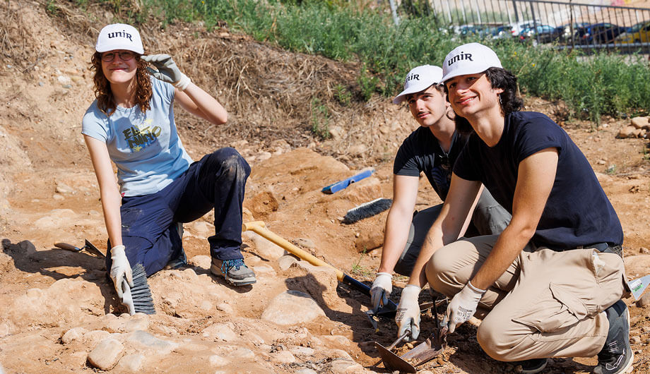 Tres de los participantes del Campo Experimental de Arqueología de UNIR en Calahorra.