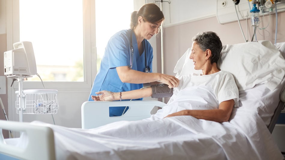 Una de las carreras de ciencias de la salud mejor pagadas es enfermería