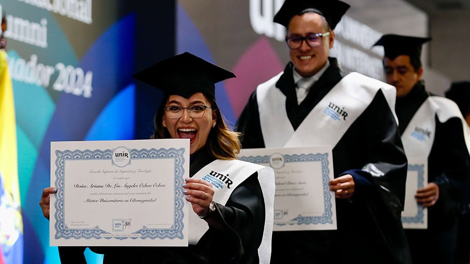 Alegría de una estudiante al recoger su diploma.