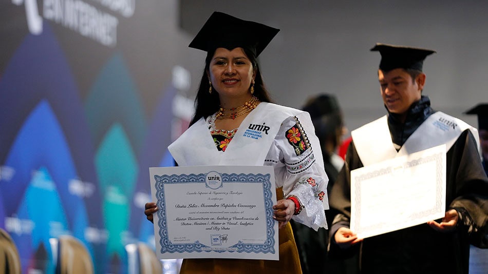 Estudiante indígena con su diploma.