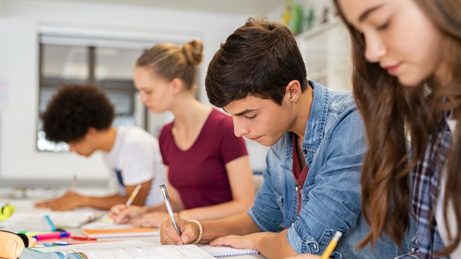 Uno de los métodos de cómo estudiar historia es no ceñirse exclusivamente a los apuntes de clase