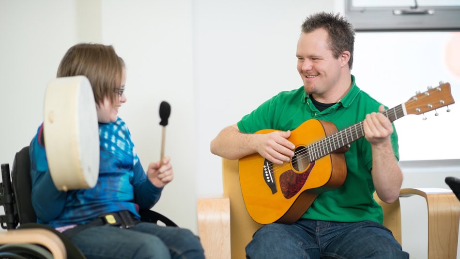 Las actividades de musicoterapia para personas con discapacidad sean muy valoradas hoy en día