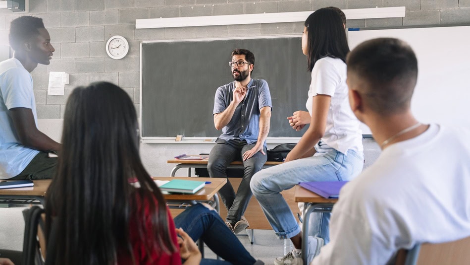 Profesor proponiendo en clase actividades para trabajar la impulsividad de los adolescentes 