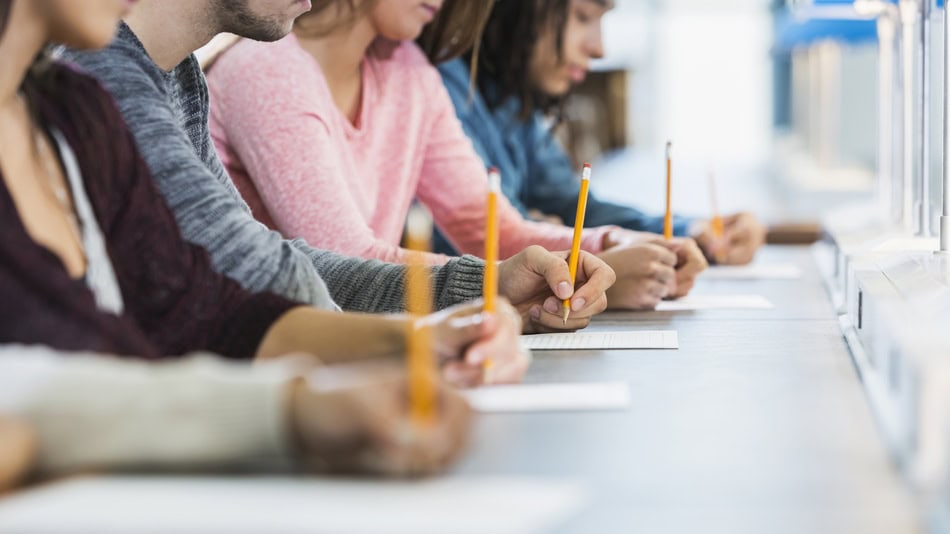 Personas haciendo test de orientación vocacional