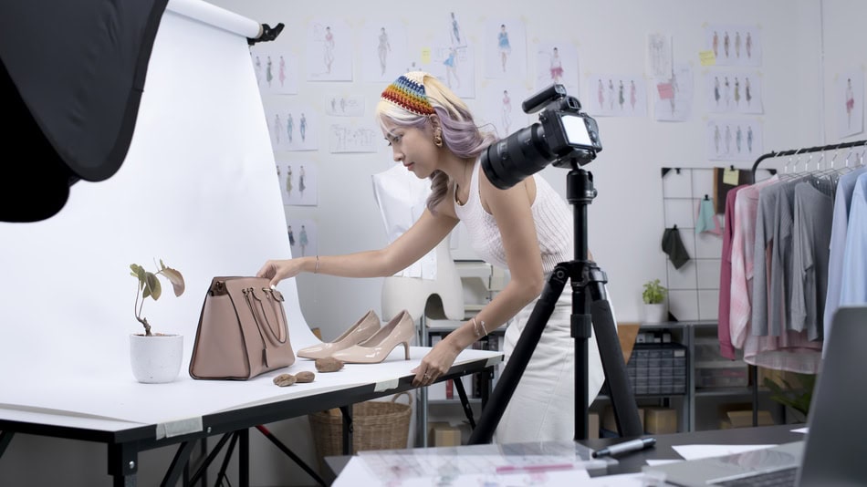 Fotógrafo de moda trabajando en su estudio