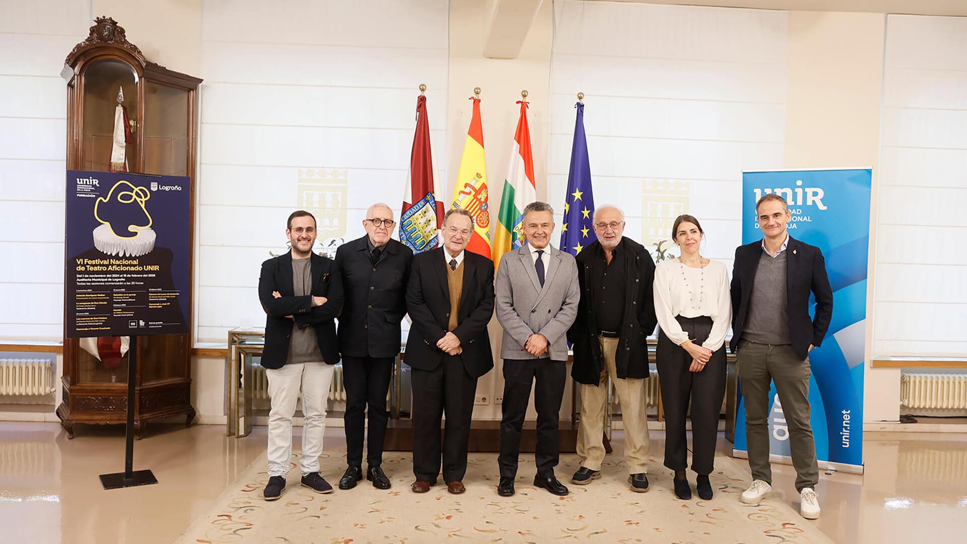 Responsables de UNIR y del Ayuntamiento de Logroño posan junto a Alejadro Cavadas y Vicente Cuadrado tras la rueda de prensa.