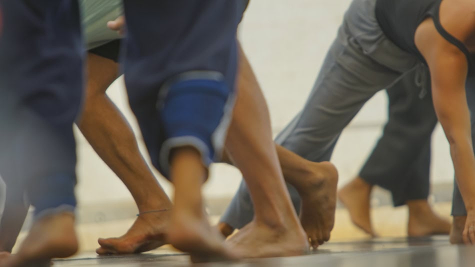 Grupo de personas en clase de danza movimiento terapia