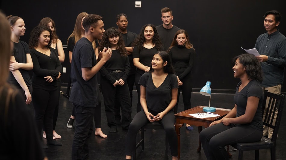 Educación holística a través de las artes como el teatro, estudiantes de un Instituto en un ensayo