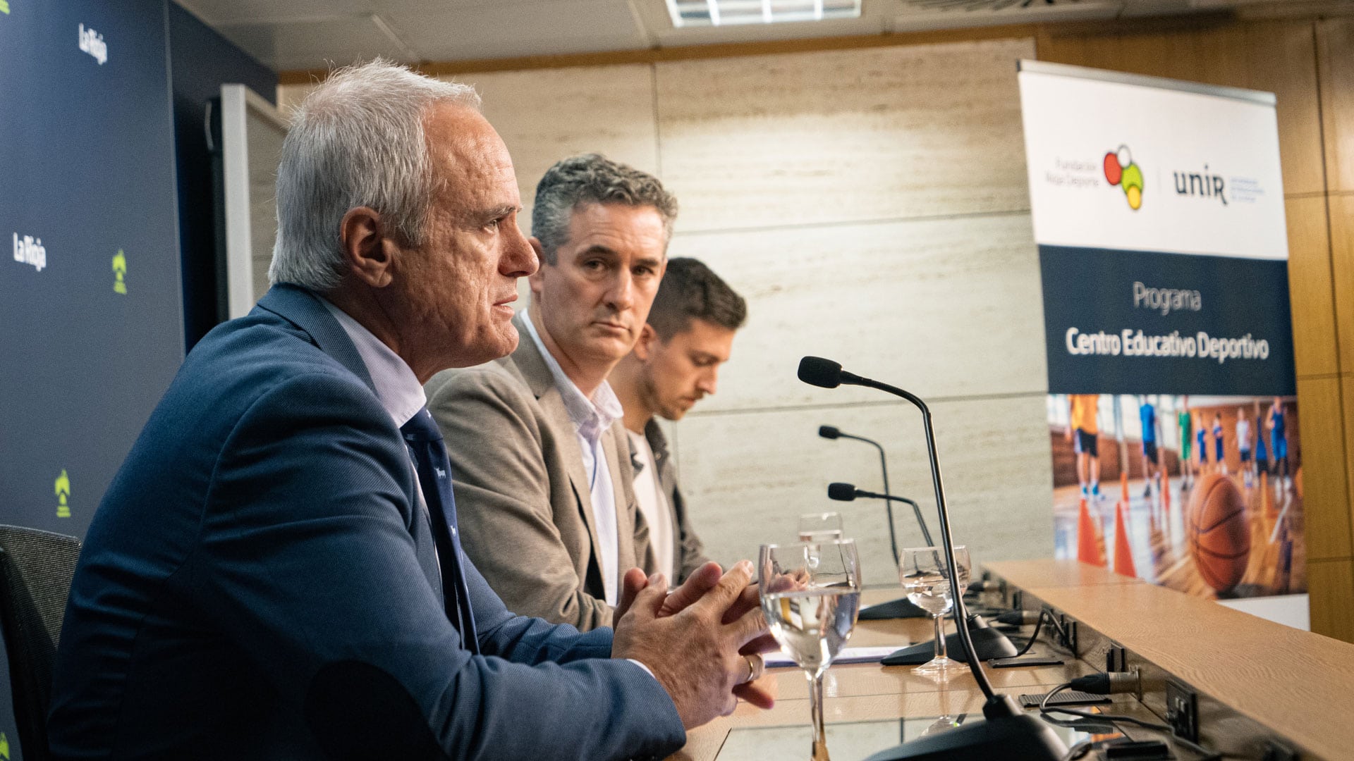 El director general de Deporte y Juventud, Diego Azcona, el decano de la Facultad de Ciencias de la Salud de UNIR, Octavio Corral, y el técnico de la dirección general de Deporte y Juventud, Pablo Blanco, durante la presentación.