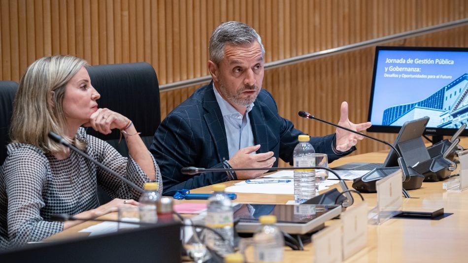 Verónica Martínez Barbero de SUMAR y Juan Bravo Baena del PP durante su intervención