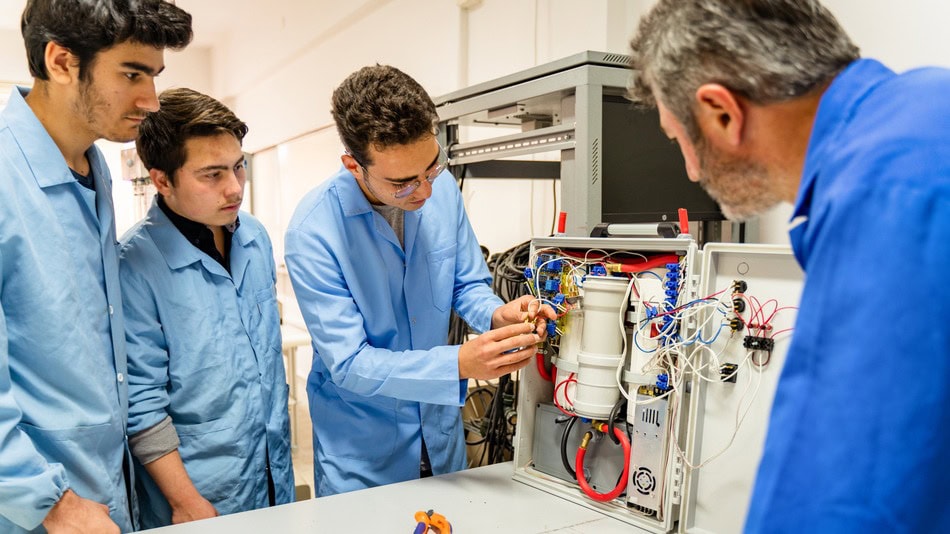 Estudiantes de FP en un laboratorio tecnológico.