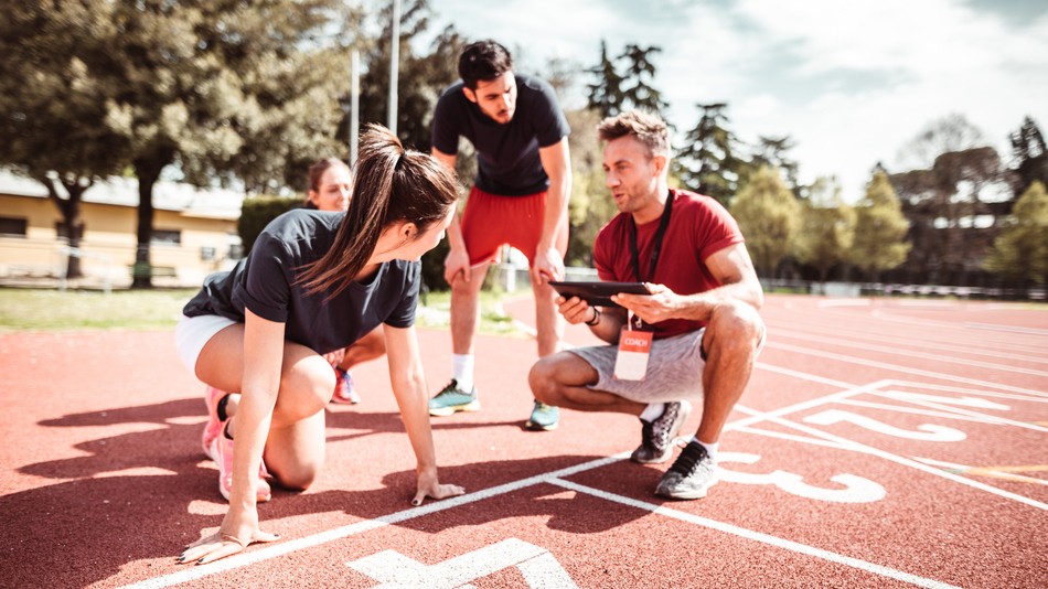 Las carreras relacionadas con el deporte preparan al estudiante para trabajar como nutricionista, fisioterapeuta, psicólogo deportivo, entrenador o profesor de Educación Física, entre otras opciones