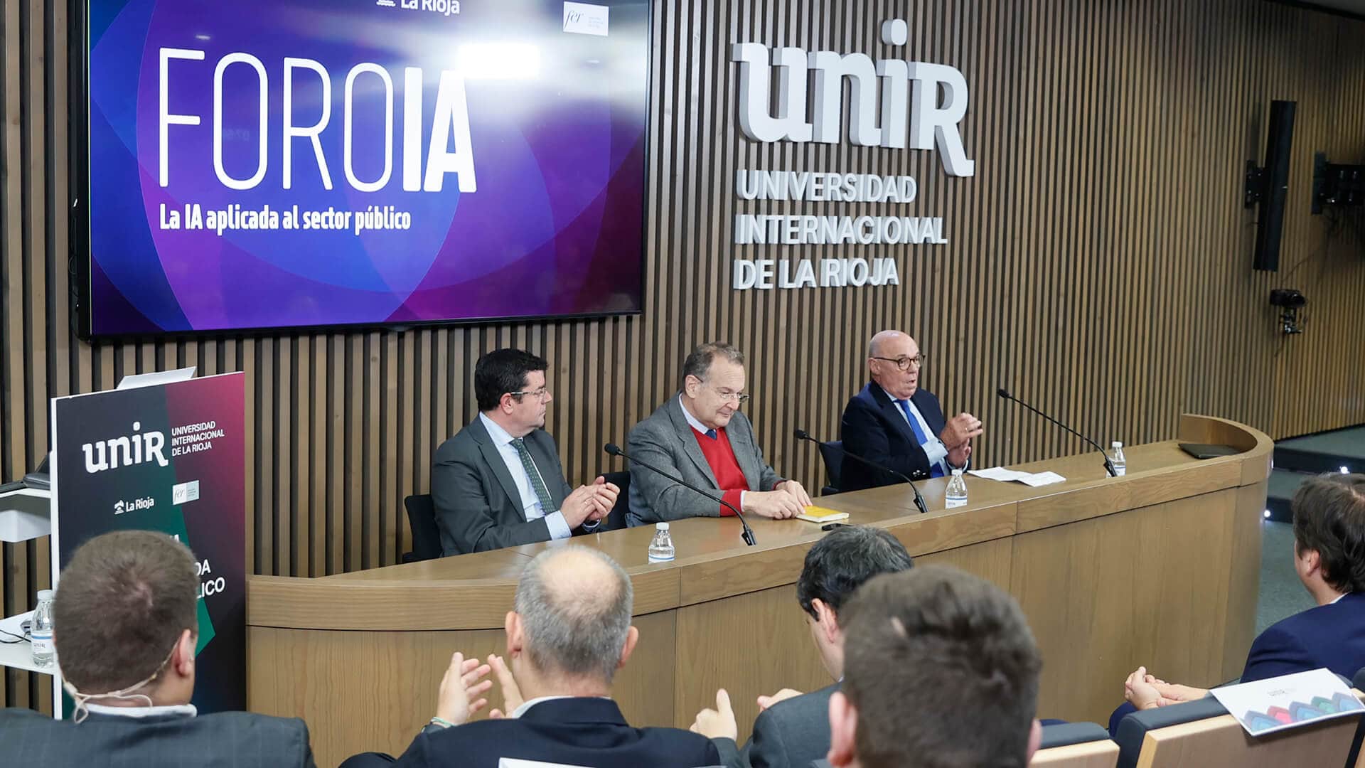 El consejero Alfonso Domínguez, el rector de UNIR, José María Vázquez, y el presidente de la FER, Jaime García Calzada, en la inauguración de la quinta sesión del FOROIA.