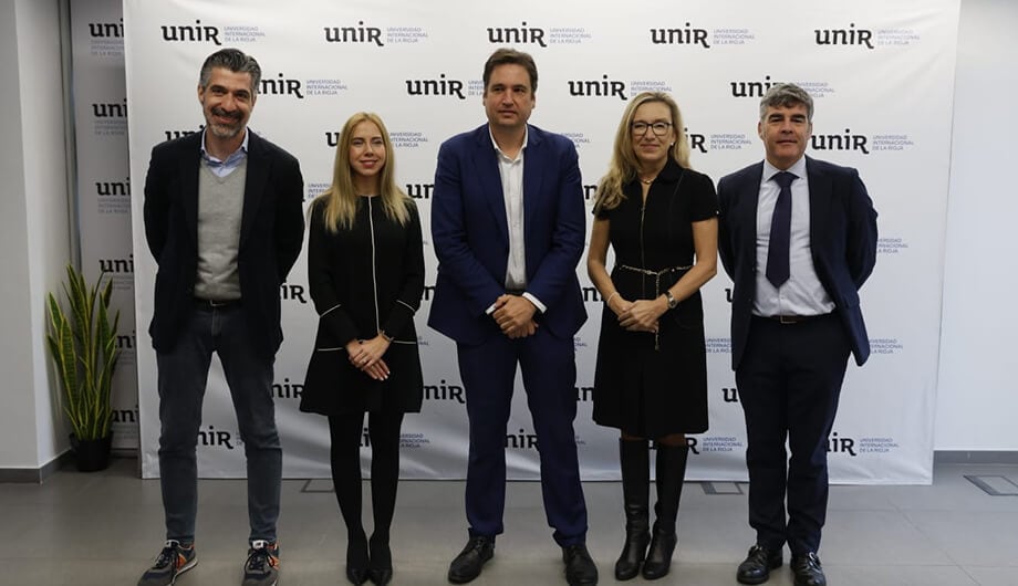 La presidenta del Parlamento riojano, Marta Fernández, y la consejera, Belinda León, posan con el director ejectutivo de UNIR, JAvier Galiana, y los responsables del Informe GEM.