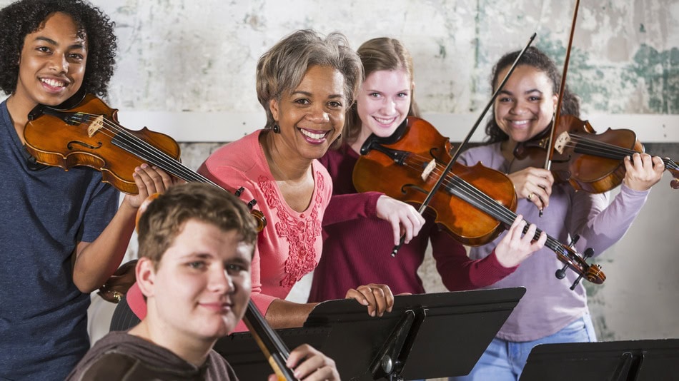 la pedagogía musical explora los múltiples enfoques interpretativos acerca de las metodologías que se pueden adoptar en el aula para enseñar Música