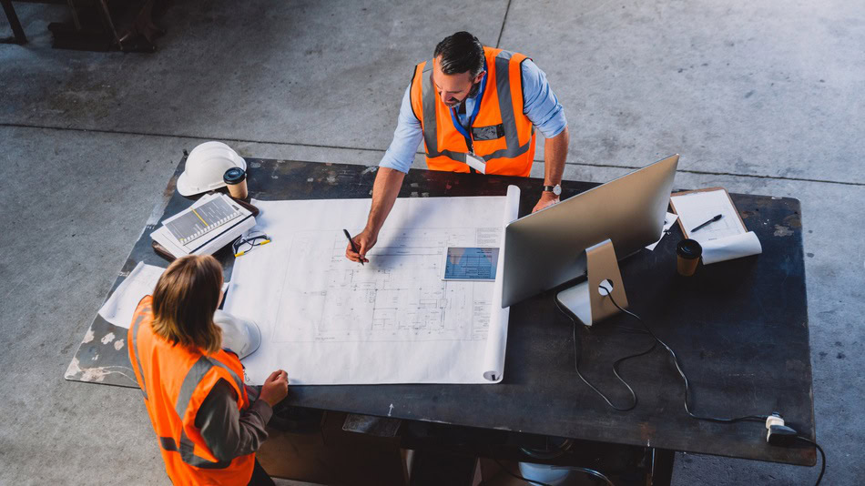 Los ingenieros industriales son profesionales versátiles con conocimientos de ingeniería y gestión