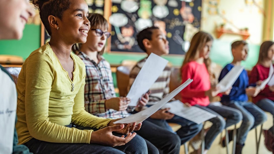 Niños en clase practicando audición y lenguaje