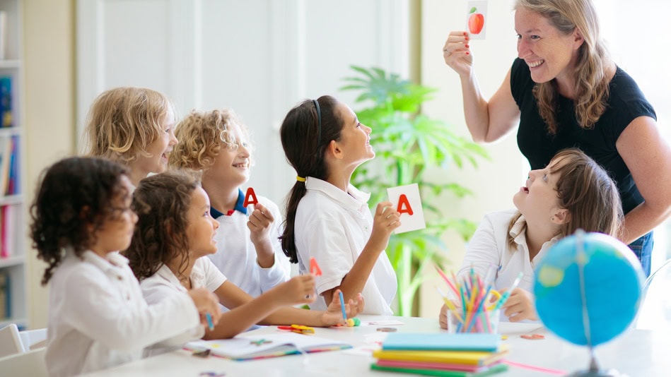 El primer paso para ser maestro en audición y lenguaje es contar con un Grado en Educación Infantil