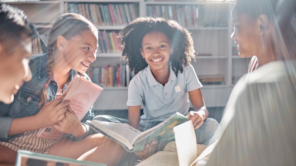 Niños de educación primaria en la biblioteca del colegio