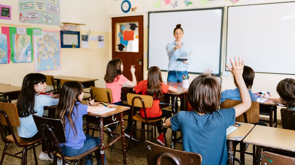 Maestra de audición y lenguaje en clase con sus alumnos