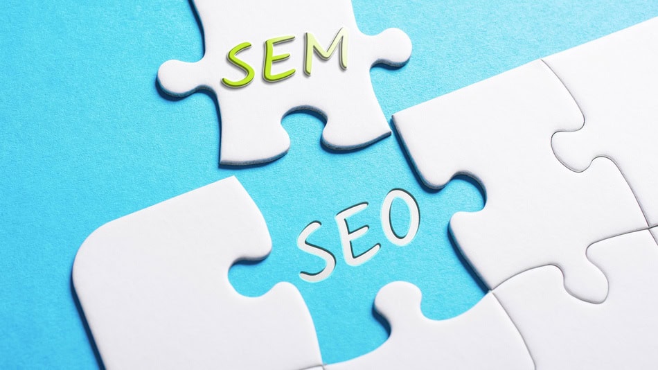 Las palabras SEO y SEM en un puzzle