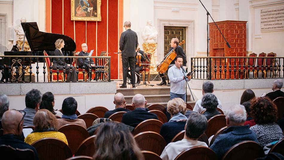 El egresado de UNIR, Miguel García Sauquillo, presentó su obra 'El fin de los tiempos'.