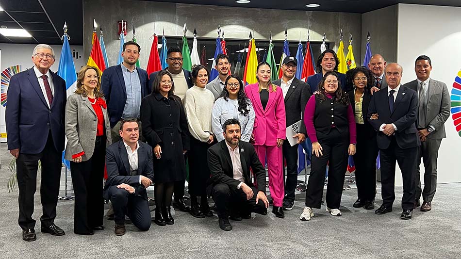 Rafael Puyol (extremo izquierdo) junto con el grupo de participantes en el encuentro. 