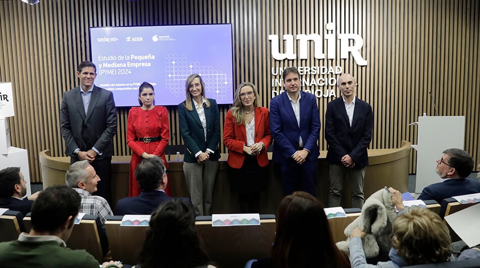 Foto de familia de los participantes.