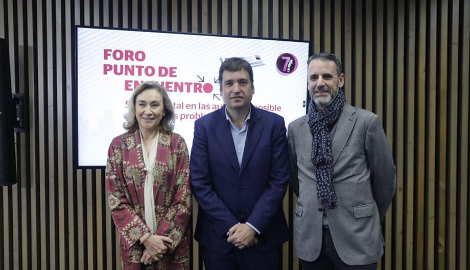 La consejera de Salud, María Martín, el director ejecutivo de UNIR, Javier Galiana, y el director de Promecal La Rioja, Raúl Briongos.