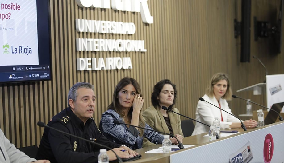 Mesa redonda sobre los problemas de nuestros jóvenes.