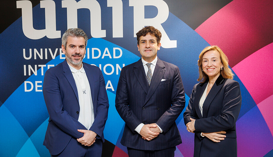 Diego Iturriaga, de UNIR, Roberto Iturriaga, director general de Cultura, y Elvira Marco, directora de progamas de arte de UNIR. 