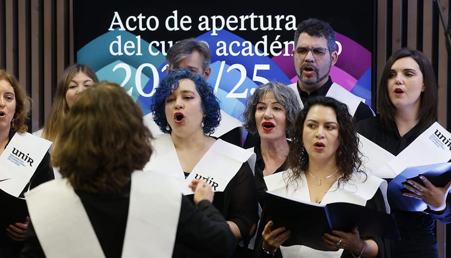 El coro de UNIR ha interpretado el tradicional canto del “Gaudeamus igitur”.