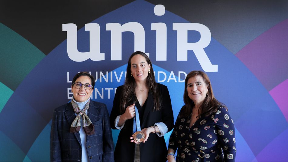 Adela López, vicerrectora de estudiantes; Meritxell Mas, medallista olímpica y Teresa Santa María, vicerrectora de profesorado y acción cultural de UNIR.