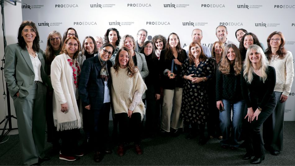 Los docentes de UNIR junto a la medallista olímpica.