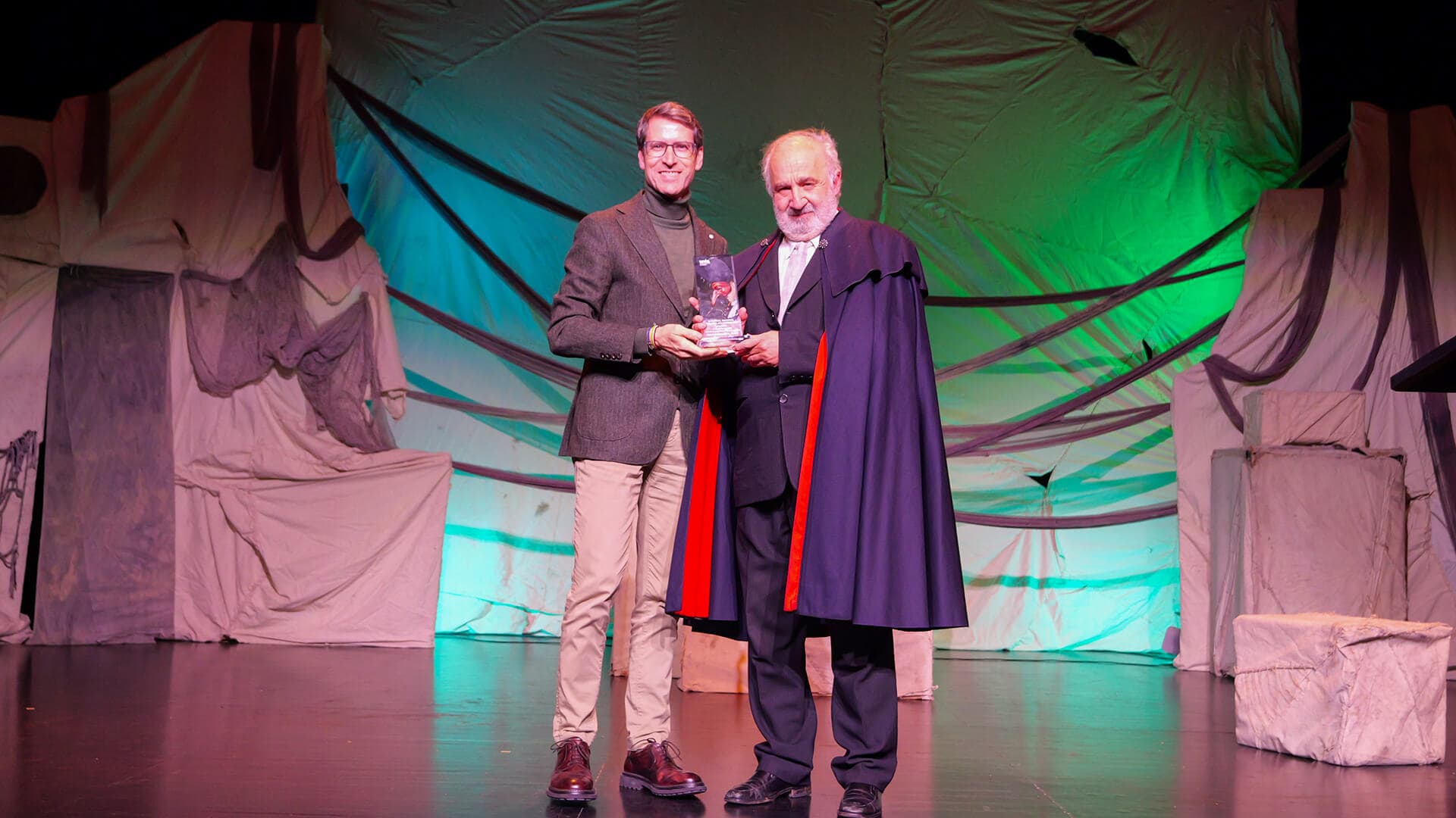 El presidente de La Rioja entrega galardón a Vicente Cuadrado en el VI Festival de Teatro Aficionado de UNIR.