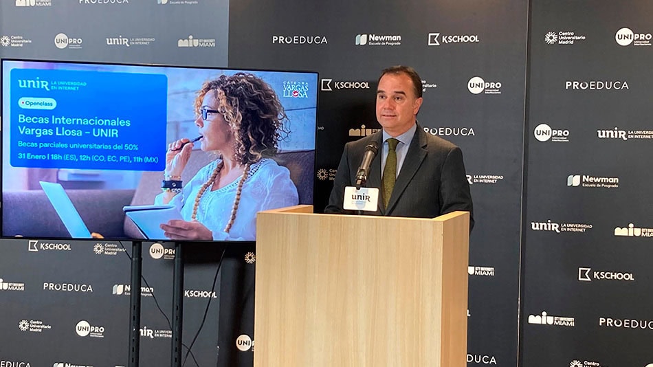 Raúl Tola, director de la Cátedra Mario Vargas Llosa, en la presentación de una anterior edición de las becas.