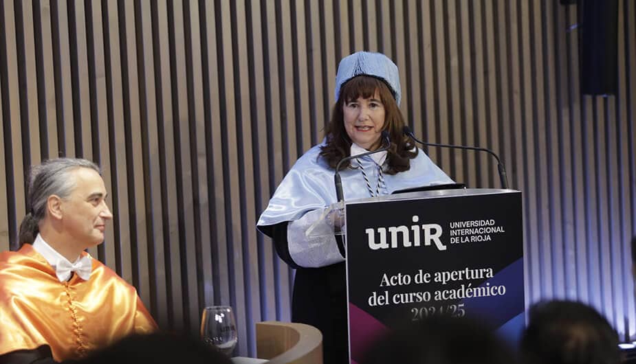 La vicerrectora de Profesorado y Acción Cultural, Teresa Santa María, durante su discurso.