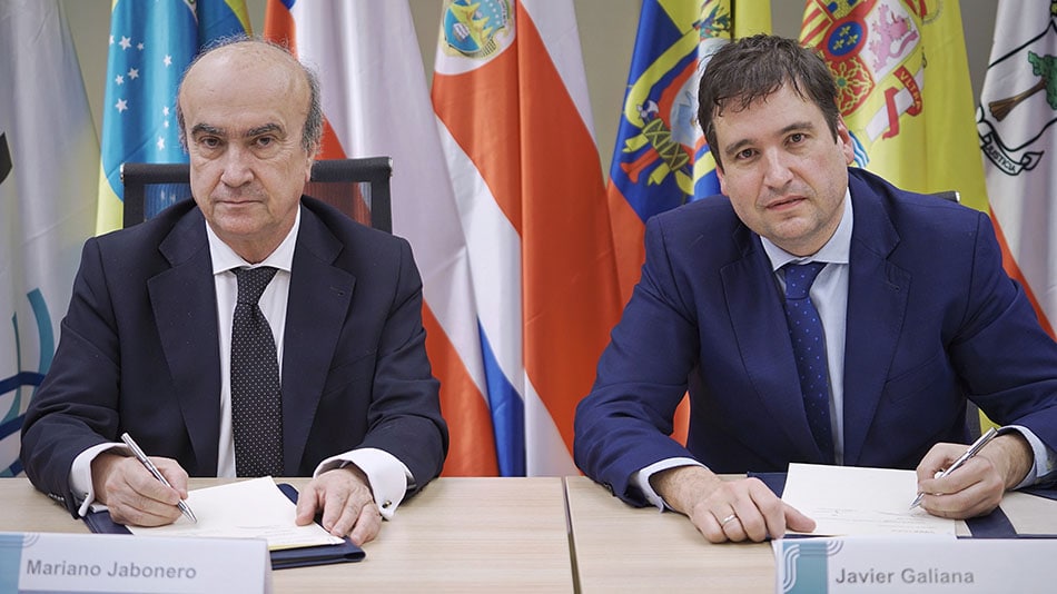 Mariano Jabonero, secretario general de OEI, y Javier Galiana, director ejecutivo de UNIR, firman el convenio.