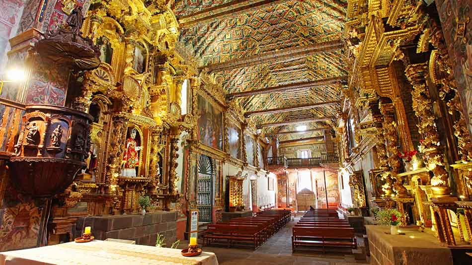 Interior del templo San Pedro Apóstol de Andahuaylillas. Los cuadros que adornan las paredes están enmarcados con enormes molduras de madera de cedro y pan de oro.