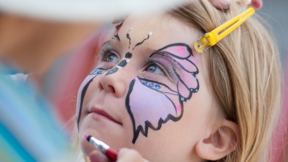 Una de las actividades del carnaval infantil es pintarse la cara a modo de mascara