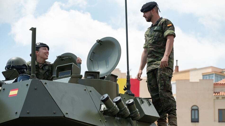 El derecho militar no solo abarca cuestiones operativas y disciplinarias, sino que también incluye aspectos relacionados con los derechos y deberes de los militares