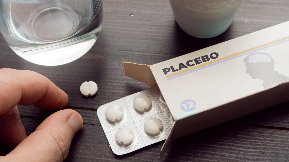 Podríamos señalar en el efecto placebo ejemplos como una pastilla que no contiene ningún medicamento o las llamadas ‘terapias alternativas’