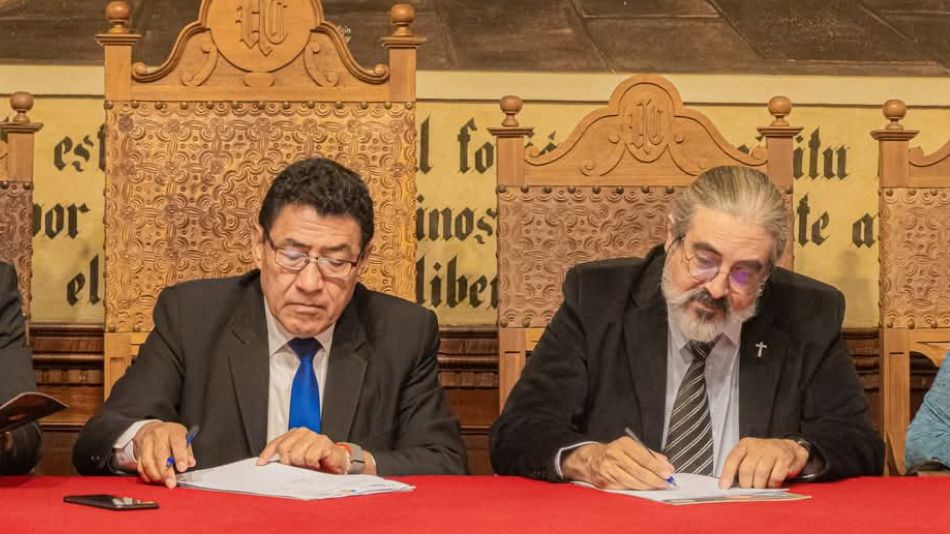 Momento de la firma en el salón de honor del rectorado de la Universidad de Chuquisaca.