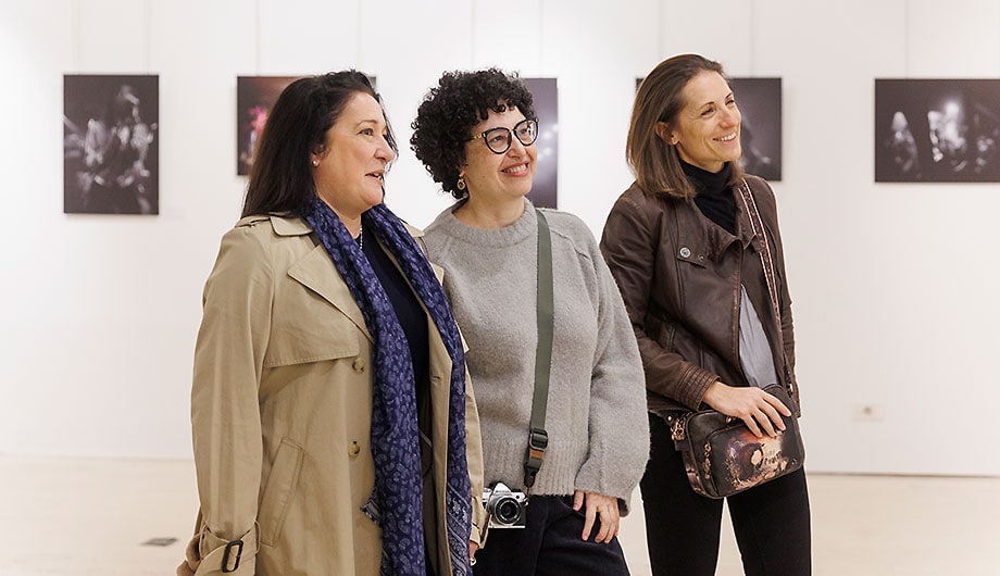 Tres de los cinco alumnos participantes durante la inauguración.