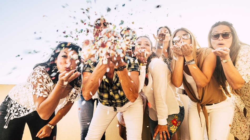 El cientificismo es una postura filosófica, grupo de mujeres felices soplando confeti